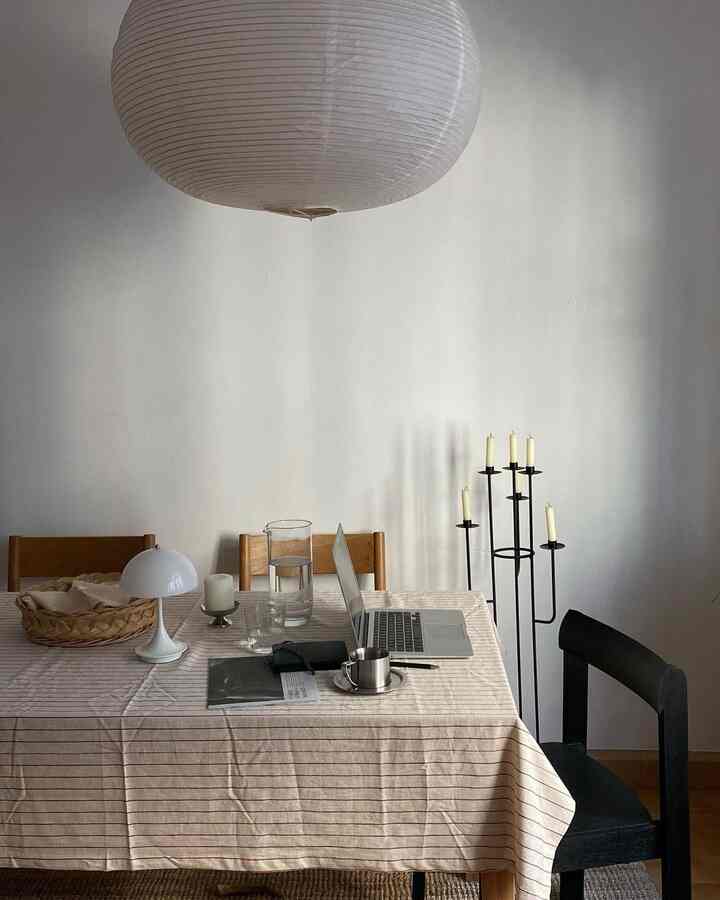 Ruang makan dengan suasana yang tepat: pencahayaan hangat, tekstur berlapis, dan perpaduan yang mudah yang membuat setiap hidangan terasa sedikit lebih istimewa. ✨

#InspirasiRuangMakan #DiningRoomVibes #HomeDecor #InteriorInspo #ModernDiningRoom #WarmInteriors #HomeStyling #TablescapeInspo #CozyHome #InteriorStyle #EverydayDining #DesignDetails

kredit: @melanie.lichten

