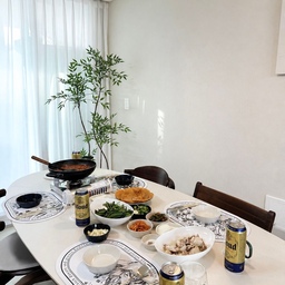 집으로 놀러온 동생네와 함께
매콤한 쭈꾸미와 이것저것 반찬을 준비해 한 상 차렸는데, 다 같이 둘러앉아 이야기 나누며 먹으니 음식이 더 맛있게 느껴지더라고요 😊
밖에서 먹는 것도 좋지만 편한 집에서 여유롭게 식사하고 웃고 떠들 수 있는 시간이 참 소중한 것 같아요.
맛있는 음식과 좋은 사람들 덕분에 즐거웠던 저녁, 오랜만에 북적북적한 식탁이 더욱 반가운 하루였습니다🤍
#손님초대 #가족모임 #주말일상 #집밥 #홈쿡 #쭈꾸미요리 #쭈꾸미볶음 #집들이음식 #홈다이닝 #식탁기록 #다이닝테이블 #요리하는일상 #오늘저녁 #집꾸미기 #오늘의집 #오늘의집크리에이터 #우리집식탁 #플랜테리어 #일상기록 #집에서한잔