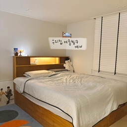 폭닥폭닥 우리집 new 이불 🛌
메종드그린벨(grb)의 
’뮤토 렌징텐셀 모달 100 양면 차렵이불’이에요! 
폭닥폭닥한 솜이불을 좋아하는 저는
여름에도 거친 시어커서 소재보다 
뽀송한 이불을 덥고 싶더라고요☁️
제가 원하던 부드럽고 보송한 촉감의 이불을 찾았습니다🫧
✔️디자인
과하지 않은 잔잔한 체크에 
포인트로 테두리 파이핑 너무 귀여워요
테두리 파이핑이 다양한 색감이라 
우리집에 어울리는 걸로 선택하기 좋아요
저희는 네이비로 선택했어요 ! 
저희집 침대 LK인데 K사이즈 잘 맞아요 👍🏻
✔️소재
정품 렌징사 모달 100% 양면 소재예요 
너도밤나무에서 추출한 친환경 소재 🪵
양면이라 어느쪽으로 피부에 닿아도 보드라워요  
솜은 최고급 옥수수솜이 내장되어 있어 보송보송 🌽 
여름에도 솜이불이 좋은 저는 
폭닥폭닥한데 시원한 이 느낌이 너무 좋더라고요
저는 초가을까지도 사용할 수 있을 것 같아요 ㅎㅎ 
✔️안전성 
한국섬유산업연합회에서 
국산소재 국내제조를 인증받았어요 
섬유의 도시 대구에 메종드그린벨(grb)본사가 있어요 
공장직영 시스템을 갖춰 수선도 가능하다고 해요! 
여름인데도 너무 뽀송하고 포근해 ! 
🐰 ☁️🫧 
#메종드그린벨 #차렵이불 #모달이불 #옥수수솜이불 #여름이불 #텐셀이불 #이불추천 #신혼이불
#오감리뷰 프로그램을 통해 제품을 제공받아 직접 사용하고 스타일링한 후기입니다.