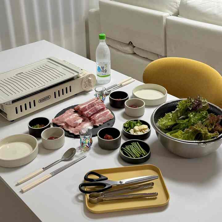 ☁️今夜はゆっくり焼く時間

よく洗ったサム野菜一杯、食べやすく準備した肉一皿。
特別な日ではありませんが、好きな人と囲んで暖かい食べ物を分けて食べる瞬間が最も特別に感じられます。

普通の夜も記憶に残る食卓風景になる瞬間🤍

＃今日の家＃ホームスターグラム＃ホームストア＃ホームダイニング＃家庭スターグラム＃サムギョプサルパーティー＃ホワイトハウス＃食卓スターグラム