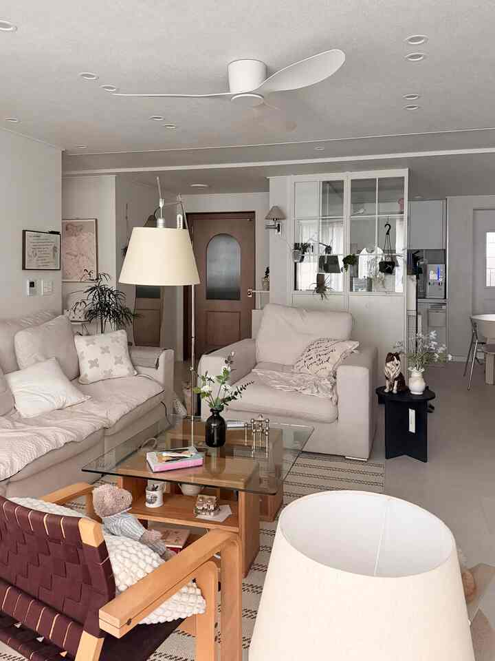 写真の中にかわいいニャオンが2匹隠れています🤭

今日のリビングエリアを記録する🏡

新しくなったヴィンテージスツールが空間にポイントとして役立ってくれると思います🪑

見るほど気に入る椅子！

明日はカスタムメイドの家具がついに到着する日です:)

到着したら自慢するよ！


＃リビングルーム＃リビングルームインテリア＃リビングルームスタイリング＃シーリングファン＃椅子＃ラグ＃今日の私たちの家＃コンスープ記録集＃コミュニケーション＃ 
