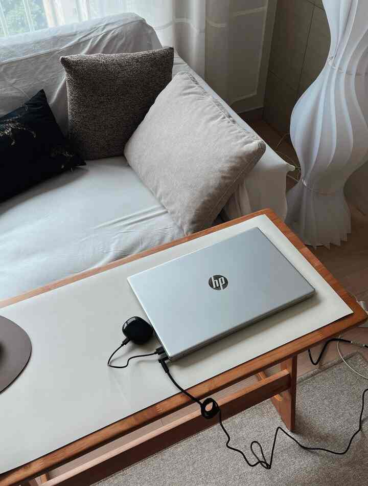 ＃賢明な消費＃コンスープ記録集

🏷️カンカンプリンセステーブルマット

もう3回目使っているテーブルマットです。

最初は協賛で描いたカラーを使っていましたが、家の雰囲気が一層華やかになり、管理も楽で本当に満足しました。 💚

だから2番目はブラックカラーを購入しました。
引っ越した今、自宅でも使い続けています。 🖤

最近はショパの前で使えるサイドテーブルを一つ入れましたが、天板を長く綺麗に使いたくて今回はホワイトカラーを追加で注文しました。 
注文の翌日すぐに到着して敷いてみましたが、やはりきれいで満足ですね。 🤍 

色ごとに雰囲気が違って空間に合わせて選ぶ楽しみもあり、何より生活スクラッチや汚染の心配が少なくて私は今後も使い続けると思います。 ☺️

＃テーブルマット#デスクインテリア #デスク整理 