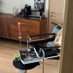 Filling my space with things I love.
Cozy wood meets sleek black and steel 🕯️
A good book and my 2nd drink of the day (healthy veggie water lol). Obsessed with this mood..🥒🥬
#interiordesign #midcenturymodern #homestyling #roomdecor #greenjuice #단정한우리집 #침실인테리어 #미드센츄리 #미드센츄리모던 