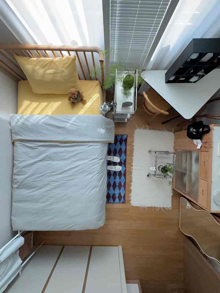 ＃私たちの家の航空ショットの小さな部屋の航空ショットはきれいだからもう一度。ちょっと変わった部分にあるのに何が変わったのでしょうか！ 

_正解は寝具の整理がきれいになっていますね。

＃寝室＃寝室のインテリア＃ベッド＃寝室の装飾＃寝具＃ベッドフレーム＃寝室のスタイリング＃寝室のラグ＃小さな部屋＃小さな部屋の装飾＃小さな部屋のインテリア 