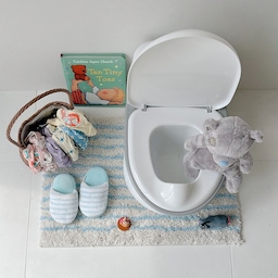 루비 화장실 꾸미기 2탄 🚻🚽
예전에 올린 룹 화장실을 많이들 좋아해주셔서 
이번에 진짜 배변훈련도 해야할 겸 다시 한 번 만들어본 루비 화장실존☺️ 
여름에 옷도 가볍고 이불도 가벼울 때 배변훈련 하는게 편하다고 해서, 여름이 가기 전 배변훈련 도전 예정이에요 - 
새 팬티도 샀는데 잘 따라와줄지 모르겠네요🤣 
배변훈련 꿀팁 있으시면 알려주세요 
마지막은 인형 뺏어가는 주인장 ㅋㅋㅋ
.
#배변훈련 #아기화장실 #오늘의우리집 #아기방꾸미기 #아기방 #아기방소품 #아기화장실 #아기가사는집거실 #아기가있는집 #아기가사는집 #오늘의집 #집에서제일바빠 