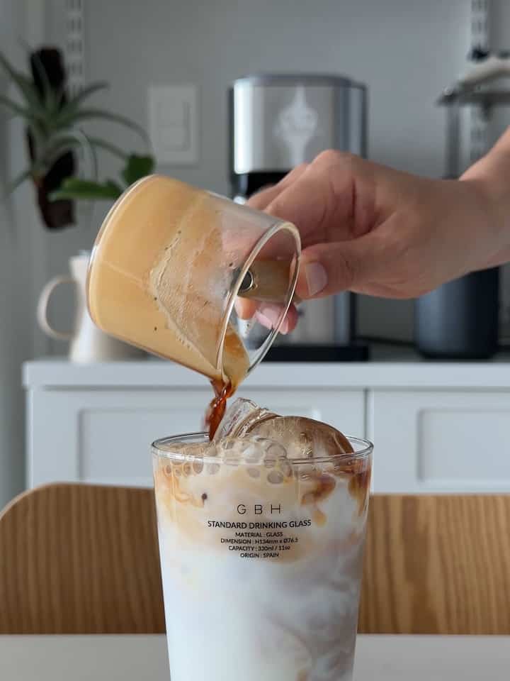 使うほど気に入るコーヒーマシン🩶

商店街のコーヒーショップが私の部屋に行きましたが、最近は
めんどくさいから大概飲む 私が選んだ豆に下したコーヒーを飲むとどれだけ泣いていいか… 😉

フィリップスバリスティーナプラスメタルはボタン押してポーターフィルターをスワイプすると粉砕から抽出まで手軽に楽しめるので
とても楽です！

特にちょっとした私にとっては、アイスコーヒー機能が本当に満足で、フルメタルボディデザインのおかげでキッチンの雰囲気までさらに高級感があります。
アップグレードされた私たちの家ホームカフェゾン

アッシュウッドポッターフィルターがホワイト＋植物でインテリアになった我が家のインテリアともよく合ってコーヒーを下さない時間にもホームカフェオブジェのようにきれいに位置しています🤍

＃コーンスープ記録集 