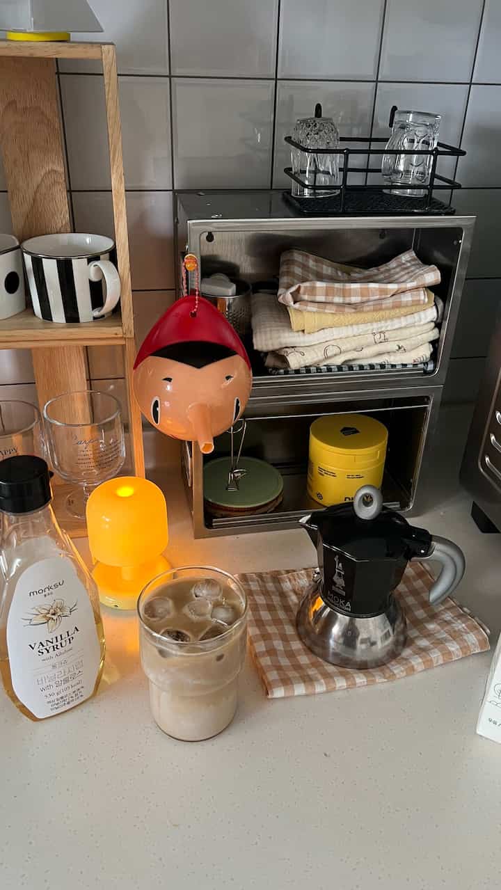 #콘수프기록집 #홈카페 

今日は朝コーヒーでアバラ！ 
甘く始まる週末
午後に出る前に 
五感レビューを終えていくと思うだけです。 
押された家事は曇り目の中…  #홈카페놀이 #주방 #주방꾸미기 #주방공간 #모카포트 #커피타임 #일리원두 #라떼 #아바라 #주말 