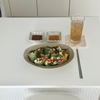 #흐즈흐홈 #사소한기록 

지극히 사소한 일상이에요 ! 🥗
평소 소화가 잘 되지 않아서 야채 위주로 먹어보려구 
했어요 월남쌈은 여자들의 소울푸드 아닌가요!! 
에센셜 들으며 여유롭게 푹쉬다가 야채가득 고기가득 월남쌈 만들어 열시미 플레이팅까지 하니 부지런하게 또 한끼 뚝딱 했습니댱 🤍
요기에 커피까지 한잔 딱 하면 딱이겠죠?! ☕️

🏷️ #현대기물박그릇노랭이접시
친구와 남대문 시장에 직접 그릇사러 가서 예쁜 접시들을 겟해 왔는데요! 그중 가장 잘쓰는 노랭이 접시랍니다 
기존 가지고 있는 것들보다 깊이가 있고 하다보니 카레나 덮밥 종류를 담는데도 잘 쓰이고 오늘처럼 간단한 식사류나 샐러드 담기에도 너무 좋은 그릇이랍니다 

🏷️ #현대기물박그릇양념종지
엔틱하면서 빈티지 느낌이 있는 양념 담는 작은 종지도 아주 잘쓰는데요 , 기존 가지고 있던것 보다 깊이가 있기도 하고 엔틱한 느낌으로다가 스크래치가 가도 잘 보이지 않아 맘 놓고 잘 쓰고 있어 추천드려요 ! 오프라인 말고도 현대기물 박그릇 홈페이지에도 있으니 가격 비교해보고 구매하시길 추천드려요 ☺️

🏷️ #삼성스탠바이미
여유있게 보내는 침실 속 삼탠바이미는 요긴하게 잘 쓰고 있는 꿀템 이에요 🫶🏻 요리조리 끌고 다니며 요리할때도 시청하고, 다이닝룸에서 식사할 때 그리고 침실에서 잠들기 전에도 필요할때 언제들 볼 수 있어서 유용하게 잘 쓰고 있답니다 🤍

#일상기록 #취향가득 #요리 #콘수프기록 #ftc25기 #ftc25 #투룸인테리어 #신혼부부집꾸미기 #삼탠바이미 #현대기물 #그릇 #침실꾸미기 
