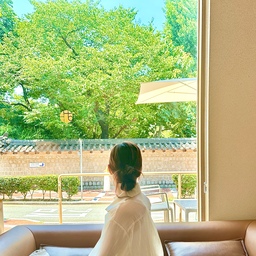 며칠 흐렸었는데 오늘은 초여름날씨🌿🌿
우리 꼬맹이한테 몇번 부탁해서 찍은 사진이 
제법 맘에 들어 올려보는...🫶🏻 
숙제할거 있지만.. 내일의 내가 하겠지😎 하고
그냥 카페나들이 왔어요🤣  능소화 보러 왔는데
밖은 넘 더워서 나갈 엄두가 안나네요🌞🌞
여긴 부산근교 김해에 위치한 김수로왕릉 
바로 앞에있는 카페 해이담커피인데
창밖뷰도 넘 좋고 커피도 디저트도 맛있어요☕️🤎
경주보다 가까운데 분위기도 좋아서 종종 와야겠다는!
#주말에제일바빠 #나가놀아요 #카페투어 #카페인테리어 #카페추천 #카페분위기 #카페
 #김해 #김해카페 #부산근교카페 #나가놀아요
