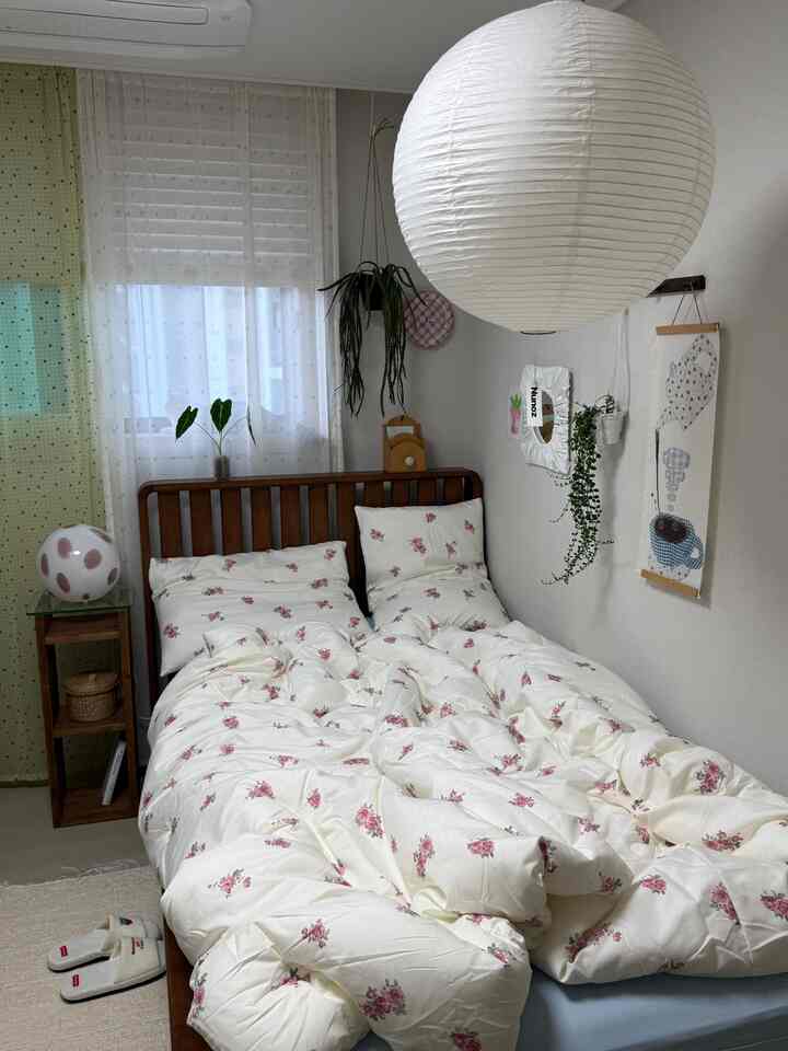 #오감리뷰 プログラムを通じて製品を提供され、直接使用してスタイリングした後期です。

▫️モアブリック日常ヴィンテージフラワーチャック布団セット

夏にも布団は必ず覆って寝る方なので厚すぎずにふわふわの羽毛布団を探していたのに
ちょうど好みを狙撃した寝具に出会ったよ🌷

穏やかなビンテージフラワーパターンが過度ではない
寝室の雰囲気をさらに暖かくしてくれました。
クリーム色の背景にほのかな花柄なので原木家具とも
自然に似合って寝室に優しい感性を加えて
ベッドの上に広げておくだけでも雰囲気がよく生きてきて
飾る楽しさもあったよ₊˚⊹♡

何より気に入ったのは触感だったのに
肌に触れる瞬間、本当に柔らかくて優しい
しばしば手がガダラグユ
桃のようにボードラウンな肌触りなので素肌にも刺激なくリラックスして後悔する時も生地バスラックは
音がなくて眠りにつくのに良かった

3オンスの厚さで真夏のエアコンの下でも
気軽に覆いやすく薄すぎない
四季を通して活用するのにぴったりだった
私は夏にも必ず布団を覆って寝ています。
最近のようにエアコンをつける季節に
特に満足して使用している

充填材も植物性素材であるトウモロコシ綿を使用
軽くてふわふわした感じをよく生かし、
抗菌性99.9％充填材だからさらに安心して
利用できた油 
枕カバーもファスナータイプなので使いやすく、きれいにまとめられる点も気に入った  #이불세트      #홈스타일링