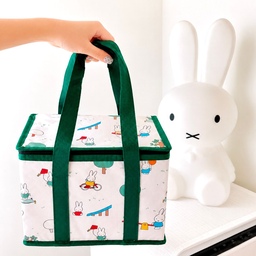 #콘수프기록집 #예쁜템최고야 #여름신상 #여름템 #여름신상템 #보냉가방 #보냉백 #보냉백추천 #미피 #미피가방 #미피보냉백 #미피조명 #미피무드등 
여름 신상템 구경하러 갔다가 귀여운 미피 보냉백에 한눈에 반해서 바로 데려왔어요 🤍
가볍고 내구성도 괜찮아 보여서 외출할 때 간식이나 시원한 음료 담아 다니기 딱 좋을 것 같아요!
보냉 기능도 중요하지만, 이렇게 귀여우면 안 살 이유가 없잖아요... 🐰✨ 올여름은 미피 보냉백이랑 함께 다녀야겠어요 