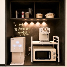 💡 자취 1년이 넘도록 꾸준히 쓰고 있는 센서등이에요. 처음 붙였을 땐 이렇게 오래 쓸 줄 몰랐는데, 지금은 없으면 아쉬운 조명이 됐어요.
평소에는 주방과 홈카페에 가장 자주 두고 사용하고 있지만, 무타공이라 필요할 때마다 다른 공간으로 가볍게 옮겨 붙일 수 있다는 점이 제일 마음에 들더라구요. 은은한 분위기까지 더해줘서 어디에 둬도 포인트가 돼요.
☕ 홈카페
늦은 밤 물 마시거나 커피 내리러 가면 먼저 켜져요. 은은한 분위기 덕분에 홈카페 무드가 더 살아나더라구요.
🍳 주방
두 손 바쁠 땐 알아서 켜줘요. 손에 뭐 들고 있을 때 먼저 켜지니까 정말 편하더라구요.
🛏️ 침실
자기 전에 큰 불 켜기 싫을 때, 머리만 들면 은은하게 켜져요. 새벽에 물 마시러 일어났을 때도 눈 안 부시고 바로 움직일 수 있어서 좋아요.
🚿 욕실
밤에 비몽사몽 가도 자동으로 켜져요. 눈도 제대로 못 뜬 상태에서 벽 더듬으며 스위치 찾을 일이 없더라구요.
👟 현관
허둥지둥 나가도 신발 짝은 찾아줘요. 급하게 나가다가 서로 다른 신발 신고 나갈 뻔한 적…한 번쯤 있잖아요. 😂
홈카페, 주방, 욕실, 침실, 현관 중 여러분의 원픽은 어디인가요? 😊
#콘수프기록집 #인테리어노하우 #콘수프기록 #무타공 #무타공조명 #홈카페인테리어 #주방인테리어 #조명추천 #침실인테리어 #침실조명 #욕실인테리어 #욕실조명 #현관꾸미기  #현관조명 #홈카페조명 #오늘의가든 #원룸 #원룸인테리어 #원룸꾸미기 #자취방꾸미기 #자취방 #자취방인테리어 #내돈내산 #집꾸미기 #방꾸미기 #작은방꾸미기 #복구가능인테리어 #홈카페존꾸미기  #호텔같은우리집  #1평인테리어 
