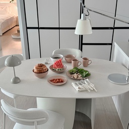 선물받은 성심당 빵 jmt,♥
그리고 수박에 홀라당빠진 요즘,🍉
한때 거친 느낌 도자기그릇을 빠져서 엄청 사모았는데 결국 실생활에서 손이 제일 많이가는건 실용적이고 사용감이 편한 그릇이 최고더라구요〰️
반무광 유약의 세미매트 광택이 은은해서 세련됐고 굉장히 부드러운 촉감이라 사용감이 넘 편안해서 확실히 손이 많이 가는 식기^^
잉크가 뿌려진듯 작은 도트 패턴도 넘 매력적인 그릇이에요.
단단하고 내구성이 좋아서 쉽게 깨지지도 않을 느낌〰️ 
식기 세척기와 전자레인지 사용까지 가능하니 최고에요 ^^
#현명한소비 #콘수프기록집 #르난세마테라 #주방인테리어 #다이닝룸인테리어 #세라믹식탁 #주방꾸미기 #신축아파트 #오브제컬렉션 #빌트인냉장고 #30평대인테리어 #홈카페 #스페셜크리에이터 #신축아파트 #룸앤홈 #온더테이블 #테이블웨어 #냉장고틈새장 #키친핏냉장고 #세라믹식탁 #조명인테리어 
