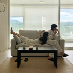 *이 콘텐츠는 데스커의 지원을 받아 제작되었습니다.
평소 TV 시청을 자주 하는 편은 아니지만, 거실에 있으면 괜히 틀어보게 되고 재택근무를 하는 저에게는 집중을 흐트러뜨리는 요소가 되기도 하더라고요.
TV를 거실에서 없애고 대신 데스크를 거실로 옮겨 보았습니다. 탁 트인 공간에서 일하니 생각보다 집중도 잘 되고, 좋아하는 오브제를 올려두기에도 좋았어요.
특히 높이 조절이 가능한 데스크라 남편과 저 모두 편안하게 사용할 수 있습니다.
퇴근 후 남편이 업무를 볼 때도, 제가 작업에 몰입할 때도 자연스럽게 활용하고 있어요. 미니멀한 디자인 덕분에 거실에 두었을 때도 잘 어울리더라고요.
예전에는 일하는 공간과 쉬는 공간을 명확하게 구분해야 한다고 생각했어요.
하지만 재택으로 일하는 시간이 길어지면서
어떤 공간에서 일하느냐가 생각보다 중요하다는 걸 알게 되었습니다.
오랜 시간을 머무는 공간일수록
시선이 닿는 것들이 단정해야 하고,
잠시 고개를 들었을 때 답답하지 않아야 하더라고요.
남편과 저는 함께 거실에 있어도
각자의 시간을 보내는 경우가 많습니다.
저는 글을 쓰거나 사진을 정리하고,
남편은 책을 읽거나 업무를 보기도 해요.
서로 다른 일을 하고 있지만
같은 공간을 공유한다는 것만으로도 묘한 안정감을 느끼곤 합니다.
주말에는 둘이 나란히 앉아 여유를 즐기기도 하고,
빈 벽에 빔프로젝터를 쏘아 영화를 보기도 합니다.
그래서인지 요즘은 거실에서 보내는 시간이 가장 좋아졌어요.
열심히 일한 뒤에는 편안하게 쉬고,
충분히 쉰 뒤에는 다시 몰입할 수 있는 공간.
좋은 휴식은 더 나은 집중으로 이어지고,
그 집중은 또 새로운 가능성을 만들어 주는 것 같아요.
이사를 하면서 다시 한번 느낀 건
생각보다 짐이 정말 많다는 사실이었습니다.
큰 짐부터 작은 물건까지 하나하나 정리하다 보니,
새 집에서는 조금 더 단정하게 살아보자는 다짐도 하게 되었어요.
조금 느리더라도 저희 부부의 속도에 맞춰
일과 삶이 자연스럽게 어우러지는 집을 만들어가고 싶습니다.
#거실인테리어 #데스커 #거실 #소파 #책상 #반셀프인테리어 