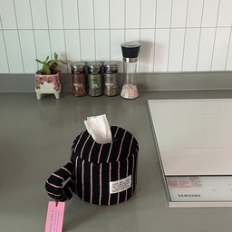#오감리뷰 프로그램을 통해 제품을 제공받아 직접 사용하고 스타일링한 후기입니다.
버터앤오레오 두루마리 휴지케이스는 단순히 휴지를 보관하는 용도를 넘어, 사용의 편리함과 깔끔한 관리까지 생각해서 만든 실용적인 제품인 것 같아요.
가장 마음에 들었던 점은 두루마리 휴지를 먼지나 생활 오염으로부터 보호해 줘서 더욱 위생적으로 사용할 수 있다는 점이에요. 화장실은 물론 거실, 침실, 주방처럼 다양한 공간에서도 깔끔하게 사용할 수 있어서 활용도가 높은 제품이었어요.
심플하면서도 감각적인 디자인이라서 생활용품이라는 느낌보다 인테리어 소품처럼 사용할 수 있어요. 휴지를 그대로 꺼내 두는 것보다 훨씬 깔끔해 보이고 공간도 정돈된 느낌을 줘서 집안 분위기를 한층 더 예쁘게 만들어 주는 것 같아요. 어떤 인테리어와도 잘 어울리는 스트라이프 패턴 디자인이라 부담 없이 사용할 수 있는 점도 마음에 들었어요.
제품이 가볍고 마감이나 품질도 만족스러운 편이에요. 전체적으로 튼튼하게 만들어져 쉽게 변형될 것 같은 느낌이 없었고, 오래 사용할 수 있겠다는 생각이 들었어요. 관리도 어렵지 않아 평소에도 깨끗하게 유지하기 쉬운 점이 장점이에요.
#콘수프기록집 #티슈케이스 #두루마리휴지케이스 #맞팔 #인테리어소품 #휴지케이스 #휴지커버 #두루마리커버 

