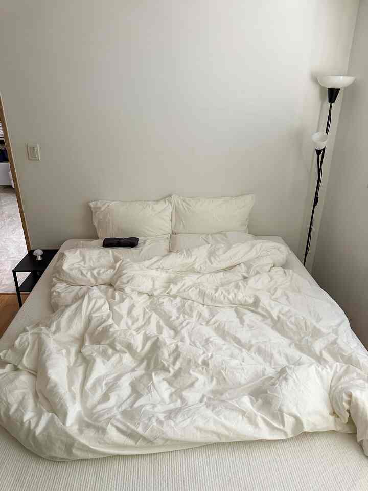 
🛏️ 寝室は物を加えるよりも緩める方が良いと思います。

休憩に集中できて、寝るときに妨害要素のない空間を作りたかったんですよ。 

それで私たちの家の寝室はベッド以外には必ず必要な家具だけ置いて、できるだけ余白を残そうと努力しました。 

✔️ホワイト寝具でスペースが広く見える
✔️ベッドの周りは必ず必要な小物だけを置く

気分転換をしたいときは寝具だけを変えて雰囲気を変えます。小さな変化だけでも空間の感じが変わり、寝室本来の快適さはそのまま維持できるのでこの方法が一番好きです :)  #침실스타일링 #FTC25 #FTC25기} #침구인테리어 #침구추천 #침실 #화이트침구 
