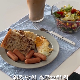 휴무날 즐기는 #홈메이드브런치 
🏷️ 제품 정보는 태그에 
#예쁜템최고야 #콘수프기록 #브런치접시 #브레빌876
#바텀리스포터필터 #테비네리 #유리그릇 #홈카페인테리어 #홈카페용품 #모프 #테이블매트 #유리컵 #유리컵추천 #라떼잔 #브레빌커피머신 #브런치팬 