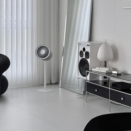 #콘수프기록집 #현명한소비
스위스 프리미엄 디자인 가전🇨🇭
3D Air Circulator, 
스테들러폼 Simon 덕분에 
바람도 참 예쁘장하게 만들어지고 있는 요즘! 
조용해도 너무 조용한 저소음 설계, 
토탈 리모컨 시스템도 편하지만 
직관적인 풋오프 스위치도 은근 너무 편하더라구요 
3D 써큘레이터라 순식간에 
사각지대 없이 공간을 빠르게 순환시켜서 
환기도 빠르게, 냉방비 걱정도 덜었어요 
요거 사계절 내내 
아주 요긴하게 사용할 것 같아요🙂‍↔️🤍
 #스테들러폼 #스테들러폼코리아 #stadlerform #거실인테리어 #30평대인테리어 #하이엔드인테리어 #housebeautiful #apartmenttherapy #apartmentdecor #apartmentliving #lighting #lightingdecor #midcenturymodern #midcentury #cornersofmyhome #homestyling #jbl #homedecor #lifestyle #homestyle #homedesign #interiordesign #interior  #homestyling