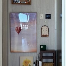 예쁜과 활용도까지 딱 잡는 아이템으로 인테리어 업그레이드 시켜요!
내컷 사진 찍기 좋아하는 저희 부부라 여기저기 붙여 있는 사진 고민이었는데 사진도 모아둘 수 있고 마그넷 고리를 부착해서 열쇠나 간단한 소품을 걸어 두는 것도 좋아요.
여러 활용도 좋은 아이템 찾는 건 ￼행복이죠😀
#콘수프기록집 #인테리어노하우 #액자인테리어 #두꺼비집가리개 #두꺼비집가리기 #우드인테리어 #우드스타일링 #현관인테리어 #중문인테리어 #맞팔 #오늘의가든 #예쁜살림템 #깔맞춤 #소품인테리어 #액자인테리어 #우드소품 