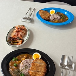 거창한 요리는 아니어도
좋아하는 접시에 담아내면 집밥이 더 좋아져요 🤍
부엌 창가에서 키우는 반려 파슬리까지 올리면 집밥이 더 특별해지는 기분!
하루 끝에 마주 앉아 먹는 이 시간이 요즘 제일 좋아요 ✨🫶🏼
#신혼집 #신혼생활 #오늘의집 #오늘의집온라인집들이 #집밥기록 #신혼밥상 #홈다이닝 #테이블세팅 #주방인테리어 #살림기록 #홈쿡 #예쁜그릇 #플랜테리어 #허브키우기 #파슬리키우기 #건강한집밥
