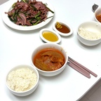 #콘수프기록집 
#오늘의우리집 

요즘 새아기 맞이 준비한다고 정신없어서 게시물이 조금 뜸했네요
오랜만에 집에서 간단하게 한 끼 차려먹었어요 :)

오늘은 훈제오리에 부추 넣고 볶아주고, 김치찌개까지 같이 준비했는데
역시 집밥은 이렇게 차려먹을 때 제일 든든한 것 같아요.

훈제오리는 부추랑 같이 먹으니까 느끼함도 덜하고
겨자소스 살짝 찍어먹으니 밥반찬으로 딱 좋더라구요.
김치찌개는 말해 뭐해… 밥이랑 먹으면 그냥 순삭입니다.

새아기 맞이 준비도 하나씩 해가면서
앞으로 다시 집밥 기록도 조금씩 올려볼게요!

오늘의 요리

- 훈제오리 부추볶음
- 스팸김치찌개

오늘의 손님

* 임신한 와이프
* 엄마 괴롭히는 유콩이 -.-

#맞팔 #선팔 #집밥 #훈제오리 #김치찌개 #신혼밥상 #임산부밥상 #오늘의집밥