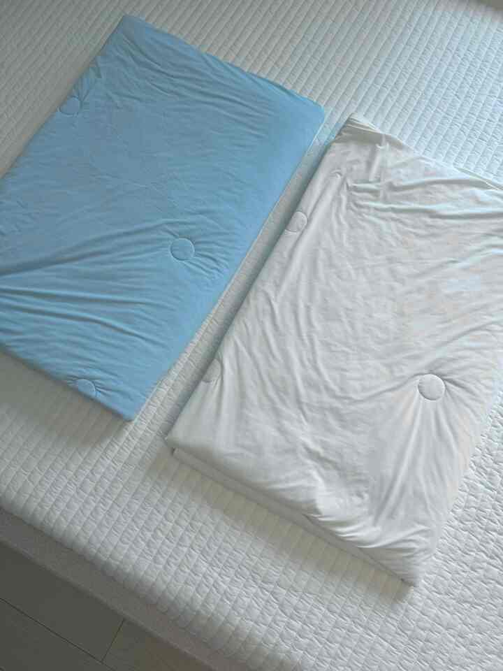 
📌夏の寝具の悩みなら保存してください📌

今夏一番お得な冷感布団をご紹介します！
エアコン1～2も上げても大丈夫だった理由🩵
届く瞬間涼しい冷感なので、暑く眠れます。

（私の家は布団をそれぞれ一つずつ覆って寝ています。 
子供が布団を覆って寝ながら冷たくなるほど..）

触れたときの肌触りもとても柔らかく  #여름이불 #냉감이불 #베베데코이불 #여름침구 #여름이불추천 #오늘의집추천 #오늘의집 #침실인테리어  #침실꾸미기  #침구추천 #여름필수템