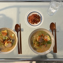 오랜만에 이치란 밀키트🍜
라멘 먹고싶은 주말에 딱 ❤️
#현명한소비 #콘수프기록집 #라면 #라멘 #이치란라멘 #집밥 #밀키트 #유리테이블 #플레이트 #플레이팅 #오늘의가든 #면기 
