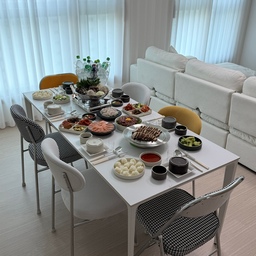 함께라서 더 따뜻했던 우리 집 식탁🤍
좋아하는 사람들을 초대해 정성껏 한 상 차렸어요.
보글보글 끓는 전골부터 보쌈, 회, 반찬까지 하나씩 준비하다 보니 식탁이 어느새 가득 채워졌네요 :)
화이트 인테리어에 따뜻한 음식들이 더해지니 집 안 분위기도 한층 포근해진 느낌.
맛있는 음식을 나누며 웃고 이야기하는 시간이야말로 집이 가장 빛나는 순간인 것 같아요.
손님들이 “집이 너무 예쁘다”, “식당보다 더 좋다”라고 말해줄 때 준비한 보람이 두 배가 되는 하루였습니다✨
#오늘의집 #집들이 #홈파티 #홈다이닝 #집들이음식 #집밥 #오늘의식탁 #화이트인테리어 #식탁인테리어 #집꾸미기 #홈쿡 #감성인테리어 #소소한행복 #우리집식탁