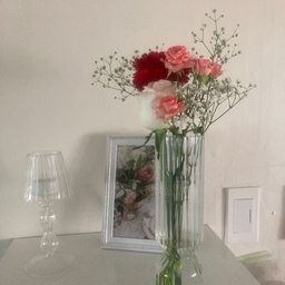 #예쁜템최고야 #콘수프기록집 #맞팔 #생화 #오가든 #캔들홀더 #와인잔화병 #다이소액자 #키큰수납장 #led캔들 
- 언제나 질리지않는 투명 유리화병과 캔들홀더 그리고 오가든의 생화꽃다발! 오가든게임으로 직접 수확해 예쁜 꽃을 집에 꽂아놓을 수 있어 힐링되고 좋아요^^