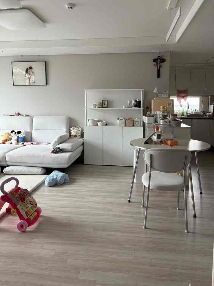 🏡リビングルーム

おむつガルデを処分していると、とても気持ちが悪くなります。
収納兼飾りとして使える家具場一人でした！🙂

2段棚には収納バスケットと小物を置くのがいいです。
下の引き出しには赤ちゃん用品を入れました！

背面が詰まっているので、よりきれいに見えます。
物が後ろに進まないでいいですね！！！

＃リビングルームインテリア＃今日の家で買った＃私のお金のナショナル 
