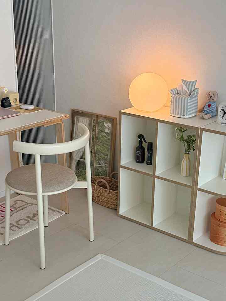 #コンスープ記録集 #インテリアノウハウ

小さな部屋にいた私の小さな机のリビングルームに取り出しました..🤍
リビングルームを広くホームスタイルする
ちょうど隅に私のスペースがすっぽり入っているのですか？ 💭

今日の一日半日はヨの机に座っています••！

＃リビングルームインテリア 