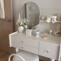 #제품지원 큐레이터 프로그램을 통해 제품을 제공받아 직접 사용하고 스타일링한 후기입니다.
아침저녁으로 아직은 시원한 요즘
창문 열고 살고 있는데 1층이다 보니 어느 순간부터
하수구 냄새나 밖에서 스며드는 각종 생활 냄새들이
집안에 은근히 들어오는 게 스트레스더라구요😣
특히 침실이나 주방 쪽은
환기했는데도 개운하지 않은 느낌이 계속 남아서
은근 신경 쓰이던 부분이었어요😢
디어커스 에어비움 고체 탈취제는
수수진 작가님 콜라보로🩵
귀여운 일러스트와 함께 어떤 공간에도
잘 어울리는 디자인☺️
약 3개월 동안 지속되는 380g의 대용량에
방금 잘라낸 듯한 싱그러운 레몬향🍋
뚜껑을 열고 15분만 지나도
공기가 달라지는 게 느껴져요~👃🏻
넘어져도 흐르지 않는 고체 탈취제이고
안전한 식물성 겔란검에 IGSC 인증으로
아이나 반려동물이 있어도 
안심하고 사용할 수 있어요👍🏻
어디에 두어도 오브제 같은 
디어커스 에어비움 탈취제로
오늘도 상큼한 하루 보내보아요~💛
@dear.cus
#오늘의집에디션 #디어커스 #오늘의집 #고체탈취제
#탈취제 #실내방향제 #집냄새제거 #홈프래그런스 
#피톤치드 #방향제추천 #침실꾸미기 #침실인테리어 
#안방꾸미기 #안방인테리어 #화장대꾸미기 
#화장대인테리어 #집꾸미기 #맞팔 #오늘의가든 