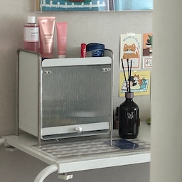 오랜만에 화장품 보관함 정리했어요, 마음이 공허한 날은 방 정리를 하며 시간을 보내는 편이에요. 아무 생각도 안들고 깨끗해진 방을 보면 조금이나마 위로가 되는 느낌이랄까.. 이웃님들는 자신만의 회복 방법이 있으신가요? 
#콘스프기록집 #오늘의우리집 #화장품정리함 
#화장품수납 #화장품정리 #화장품정리대 
#침실 #침실인테리어 #침실꾸미기 #침실스타일링 
#남자방 #남자방꾸미기 #남자원룸 #남자자취방 