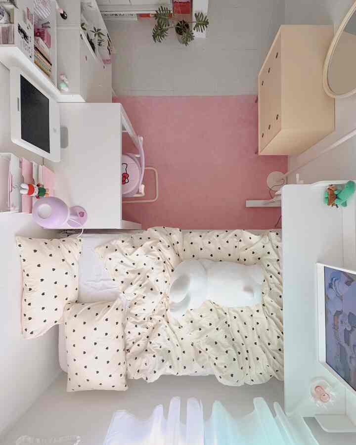 久しぶりに敷設したピンクのラグ••💗
部屋がはるかに明るく見えるような気がします！

＃コーンスープ記録集 