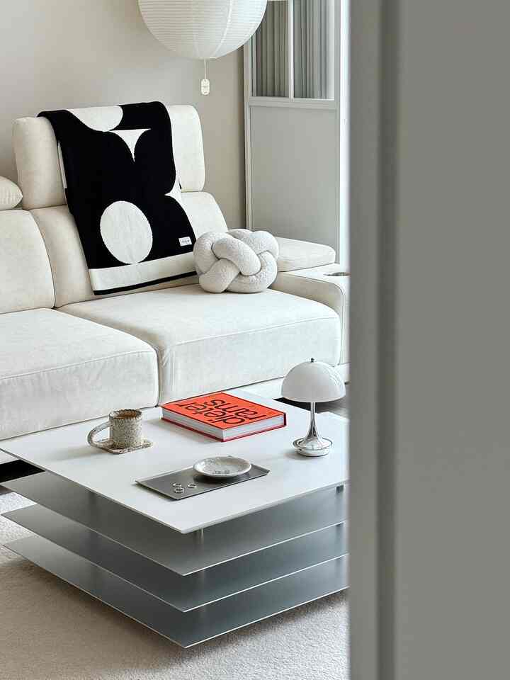 ＃日常＃素敵な私たちの家＃かわいいテム
⠀⠀⠀⠀⠀⠀⠀⠀⠀⠀⠀⠀⠀⠀⠀⠀⠀⠀⠀
7月の始まりとともに 
私たちの家に着いた新しい好みのNEW家具！✨
⠀⠀⠀⠀⠀⠀⠀⠀⠀⠀⠀⠀⠀⠀⠀⠀⠀⠀⠀
似合いと引きずりの間で何年も悩む
結局一番私の心を握っていた
フラットポイントページソファテーブルに決めました🤍
⠀⠀⠀⠀⠀⠀⠀⠀⠀⠀⠀⠀⠀⠀⠀⠀⠀⠀⠀
切除されたデザインと濃厚な存在感のおかげで
ソファに座って見つめる視線さえ
さらに素敵なムードに変わった気分ですよ🫶🏻
⠀⠀⠀⠀⠀⠀⠀⠀⠀⠀⠀⠀⠀⠀⠀⠀⠀⠀⠀
華やかに飾らなくても存在感は十分で、
どの角度から見てもオブジェのように美しいデザイン。
長い間悩んだだけ
見るほど好きな選択ですね..🥹🥹
⠀⠀⠀⠀⠀⠀⠀⠀⠀⠀⠀⠀⠀⠀⠀⠀⠀⠀⠀
テーブルの上に照明とオブジェをその日のムードに合わせて変え、 
一杯のコーヒーを置いて撮る写真まで、 
ソファに座ってテーブルを眺める時間さえ良くなると思います。
これからテーブルと一緒にやる日常がもっと期待されますね🩶🤍
みんな幸せな7月に始めましょう！🫶🏻
⠀⠀⠀⠀⠀⠀⠀⠀⠀⠀⠀⠀⠀⠀⠀⠀⠀⠀

#flatpoint #フラットポイント #フラットポイントテーブル 
＃ページソファテーブル＃ページテーブル＃ソファテーブル
＃リビング＃リビングインテリア＃リビングスタイリング＃ホームスタイリング 
＃家を飾る＃リビングを飾る＃リビングを飾る
＃今日の家＃今日の私たちの家＃私たちの家フォトゾーン＃ニューテム 
＃賢明な消費＃私のお金耐性＃今日の庭
＃コンスープ記録＃コンスープ記録集＃コンスープチャレンジ 
＃メッパル＃メッパーウェルカム 