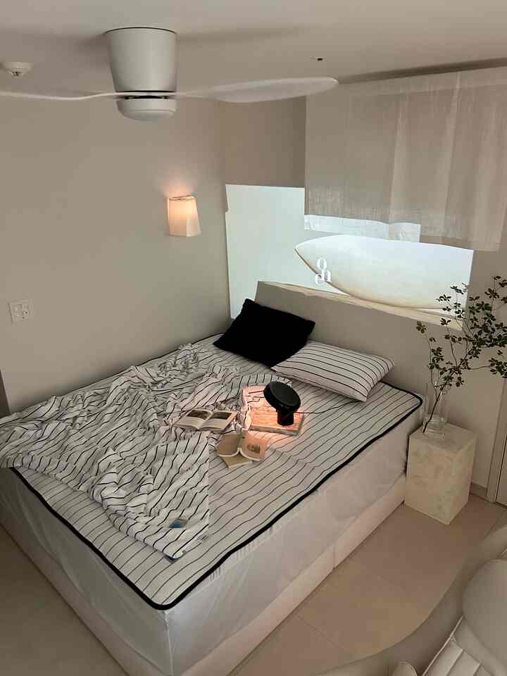 #콘수프기록집 #단정한우리집

寝具インテリア⋆.ೃ࿔:･🛏️

私は寝室のベッドほど多くのものを置かず、ベッドの寝具の壁の照明は非常に小さいサイドテーブルです。
きちんと置くと眠りが良くなります。

そして寝室のムードを変える最も簡単な方法は寝具を変えることです。
私は前からよく知っていましたが、本当に確実です。

ストライプが好きですが、このように定石ストライプは初めてです。
きちんとした、きれいで豪華で本当に好きです。
お部屋のドアを開けて入るたびに気分がいいです✴︎₊˚  #침구스타일링 #침실스타그램 #냉감이불 #침실꾸미기 #집꾸미기 #안방인테리어 #안방꾸미기 