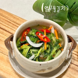 #오늘의우리집 #콘수프기록집 
더운 여름하면 열무물김치 아니겠씁니꺄~~~
먹을 만큼만 살짝 담아 보았어요:)
맛있게 익어라🤭
[재료]
• 열무 1.2kg, 굵은소금 120g, 양파 1개, 당근 1개, 홍고추 2개, 청양고추 2개
[밀가루 풀]
• 밀가루 2T, 물 600ml
[양념]
• 다진 마늘 1T, 소금 2T, 설탕 2T
1. 열무 1.2kg은 흐르는 물에 깨끗하게 세척해 주세요.
2. 먹기 좋은 크기로 잘라 준비해
3. 김치통에 열무 한 층을 담고, 굵은소금 120g을 골고루 뿌려주는 과정을 반복해 켜켜이 쌓아 2시간 절여주세요.
4. 열무가 절여지는 동안 냄비에 밀가루 2T, 물 600ml를 부어 고르게 잘 풀어 준 뒤,
5. 보글보글 끓어오를 때까지 끓였다가 불을 꺼주세요.
6. 물풀에 물 2L를 더 넣어요.
7. 그다음은 양파 1개, 당근 1개, 홍고추 2개, 청양고추 2개를 손질하고,
8. 물풀에 다진 마늘 1T, 소금 2T, 설탕 2T, 손질한 채소 모두 넣어 준비해요.
9. 두시 간 뒤, 절인 열무를 살짝 헹궈 물풀에 넣고 잘 섞으면 끝!
✅ TIP‼️
절인 열무는 한 시간 뒤 다시 한번 고르게 섞고,
열무 굵기나 날씨에 따라 시간을 추가하거나 줄어주세요.
열무 줄기를 휘었을 때 부드럽게 잘 휘면 된 거여요.
하루 실온해 보관 후,
냉장고에 넣어 다음 날 먹으면 얼마나 맛나게요🥹
여름에 이만한 반찬이 없지요:)
오늘 우리집은 김치데이~~
션한 하루 보내쟈규요🧡
#유리믹싱볼 #냄비추천 #계량컵 #스프볼
