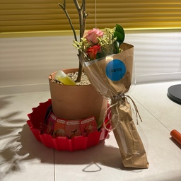 오늘의 가든에서 이번에는 꽃을 수확했어요. 🌼
요즘 일에 치여 지내다 보니
마음의 여유도 없이 하루하루를 보내고 있었는데,
퇴근하고 집에 오니 꽃다발이 딱 도착해 있더라구요.
보는 순간 오늘 하루의 피곤함이 싹 사라지는 기분. :)
꽃 하나만으로도 집 안 분위기가 한층 화사해지고,
괜히 기분까지 좋아져서 한참 바라봤어요.
너무 만족스러워서
다음 오늘의 가든 품목도 또 꽃다발로 선택했답니다. 🤍
얼른 또 달성해서 예쁜 꽃을 받아보고 싶어요.
#오늘의가든 #오늘의집 #집꾸미기 #홈스타일링 #홈데코 #홈인테리어 #감성인테리어 #내추럴인테리어 #플랜테리어 #꽃인테리어 #플라워데코 #거실인테리어 #테이블스타일링 #소품인테리어 #공간기록 #집기록 #우리집 #일상공간 #집에서의시간 #홈라이프 #콘수프기록집 #예쁜템최고야
