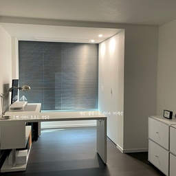 남편의서재
남폄의로망인 서재!! 하지만 꾸미는게 가장 어려웠답니다. 실용적이고 집중이 잘되는 공간이길 바라는 남편의 바램과 이쁜 서재를 만들어주고 싶은 저의 생각의 충동...? 🥲 
그래서 최대한 깔끔한 가구를 선택하자 생각한 공간이에요~ 깔끔한 가구를 놓았지만 소품등을 이용해서 정리할 수 있도록 만들어 보았고, 스탠드등으로 불을 켜지 않았을때는 무드 있어 보이게 해보았답니다! ✨
남편도 아주 만족한 공간이에요💓💓 
또, 화분관리를 못할 남편을 위해서 조화화분을 선택했는데 조화가 왜이렇게 이쁜거죠..? 진짜 식물 같고 이뻐요!! 아주 대만족하는 소품중 하나 입니다
#인테리어 #인테리어소품 #인테리어액자 #인테리어의꽃은조명 #인테리어노하우 #구축아파트 #구축인테리어 #구축 #구축아파트인테리어 #구축리모델링 #구축아파트리모델링 #구축아파트꾸미기 #서재 #서재인테리어 #서재꾸미기 #서재책상 #오늘의집 #오늘의집집들이 
