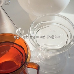 #오늘의우리집 #콘수프기록집
햇살이 비칠 때마다 더 예뻐지는 무키글라스🤎
앰버 컬러 특유의 따뜻한 분위기 덕분에
시원한 에이드부터 따뜻한 티까지,
어떤 음료를 담아도 공간의 분위기를 한층 더 살려줘요.
더블월 구조라 따뜻한 음료의 온기를 오래 즐길 수 있고,
이중 내열유리라 두 손으로도 편안하게 사용할 수 있어요.
리드는 컵받침으로도 활용할 수 있어 실용적이고,
입구가 넓어 손이 쏙 들어가 세척도 간편해요.
전자레인지와 식기세척기 사용이 가능해
매일 부담 없이 꺼내 쓰기 좋은 점도 마음에 들었어요.
식탁 위에 올려두기만 해도 하나의 오브제가 되는 디자인.
예쁨과 실용성을 모두 갖춘 글라스를 찾고 있다면
무키글라스 추천드려요.🤍
#fiirn #피른 #무키글라스 #더블월글라스 #홈브런치
#내열유리컵 #머그컵추천 #홈카페 #홈카페용품 #다이닝룸 #우드인테리어 #주방소품 #감성주방 #티타임 #집꾸미기 #오늘의집 #홈카페인테리어 #글라스 #컵추천
#홈카페존 #여름맛인테리어 #다이닝룸인테리어 #집요한세일 #여름인테리어 #모자이트타일 #오브제 #스탠딩모빌 #컵보드