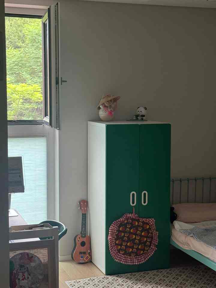 #今日の私の家
#コンスープ

旧）アイバン
県）コンピュータルーム＆ゲストルーム

朝起きて小さな窓に見える 
濃い緑色がとても可愛かったです。
こんなきれいな夏が暑くてもいいです💚
雨は朝からブースを降ります。
涼しい一日をお過ごしください。 

＃子供部屋のインテリア＃ゲストルーム＃ゲストルームのインテリア＃ゲストルームの飾り
＃イケアストゥバ＃ノミアラグ＃ノミア＃かわいいラグ 
