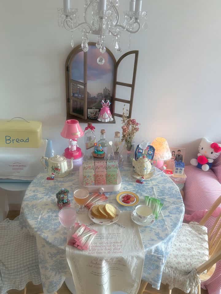 #オーホームストーリー 

コムブチャの写真を撮ってロールケーキとプルーンをきれいにプレーしてみた私の家の姿ですよ🩵 

私はテーブルクロスを敷き、その上にキッチンクロスを重ねた後、きれいな皿とマグカップでプレーするのが好きです。続々としたが、そのおかげで久しぶりに思い出のテーブルクロスを取り出してみました🩵 

トワル柄のテーブルクロスにレタリングキッチンクロス、ヴィンテージのマグカップとグラスと一緒だから、大変ヨーロッパの雰囲気も感じられるようでとても良かったですよ💛 少し面倒でも私のためにきれいなダイニングテーブルを着てみるのはとても良いことだと思います！ 

みんな一週間よく過ごしましたか？ 😍私はあまりにも精神がないので今こそ今日の家に入ってみますね 😆🥲 ゆっくり見物も行かなければなりません 💜 楽しい週末を過ごしてほしいです！ 

ps。あって、もし..染み込んだ油のとき（食用油、ベーコン、ソーセージ）を消す良い方法を知っているなら教えてください！ 🥹

＃メイド＃メイドアップ＃テーブルクロス＃ヨーロッパのインテリア＃フレンチインテリア＃フレンチスタイル＃ビンテージ＃ビンテージインテリア＃ディズニー＃ティーカップ＃ガラスカップ＃ガラスカップ 