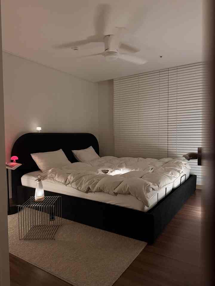 ＃コンスープ記録集＃今日の私たちの家 
🛌
シャワーを浴びて 
好きな照度、サランサランのシーリングファンを入れたベッドで
ダイブする幸せ🤸🏻‍♀️

#7月 

＃寝室ラグ＃ドゥネスラグ＃輸入ラグ＃ラグおすすめ
#mybdrm #寝室インテリア #モーションベッド #寝室ラグ
＃モーションベッドフレーム 
