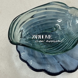 #예쁜템최고야
최근의 잘산템 소개💙
1. zara home - 조개와 소라 쉐입의 글라스웨어
영롱한 여름빛깔의 시원한 글라스웨어가 너무 예뻐요
신상 들어오자마자 매장에서 겟🩵
요거트나 간단한 간식 먹기 좋은 사이즈이고, 오브제를 올려두는 용으로도 활용하기 좋아요 ✨
사실 그냥 올려두기만해도 존재감 뿜뿜 하답니다 :)
2. repeat - 솜사탕 파우치 & 케이블 정리 홀더
이 뽀용한 애플 그린컬러에 갑자기 꽂혀서 컬러 맞춰 구매해봤어요 💚 여름은 여름인가봐요. 요런 애시드한 컬러가 땡기는거보니 :) 
여행을 앞두고 있어서 작은 파우치 필요했는데 미니미하면서도 들어갈 건 다 들어사는 이 사이즈 
너무 맘에드네요 !
3. blanc101 - 이것저것 
블랑101 서포터즈 활동 후 우수활동자로 10만원 적립금을 선물로 받았어요 🩵 (무한감사) 안그래도 협찬 받았던 건조기시트 시그니처 향이 너무 맘에 들어서 이참에 세탁캡슐과 섬유유연제, 핸드워시까지 모두 시그니처향으로 맞춰 플렉스 했어요 ☺️ 
여러분들의 요즘 잘산템은 무엇인가요? 🩵✨
#예쁜템최고야 #콘수프기록 #콘수프기록집 #챌린지 #챌린지참여 #오늘의집 #잘산템추천 #살림템추천 #홈스타일링 #라이프스타일 #꿀템추천 #ftc24기 