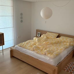 요즘 가장 마음에 드는 침실의 변화, 바로 '이안 침대 프레임' 덕분이에요! 🛌
낮은 헤드보드의 저상형 침대는 처음인데, 방이 훨씬 넓고 시원해 보여서 대만족중이랍니다 :)
차분하고 자연스러운 오크 컬러가 저희 집 마루랑도 찰떡이라, 침실이 한층 더 따뜻하고 아늑해졌어요 🪵✨
게다가 이 협탁, 고정형이 아니라 요리조리 내 맘대로 옮길 수 있어요! 🚪 침대 옆에 뒀다가, 필요할 땐 다른 곳으로 슥- 배치만 바꿔줘도 방 분위기가 확 살아서 인테리어 재미가 쏠쏠해요 !
공간도 넓어 보이고 예쁘기까지 해서, 요즘 침실에 들어올 때마다 흐뭇-한 미소가 지어집니다 ☺️
#썸앤데코 #썸앤데코침대 #이안침대 #저상형침대 #저상형침대프레임 #침대프레임 #우드인테리어 #침실인테리어 #침실스타일링 #라지킹프레임 