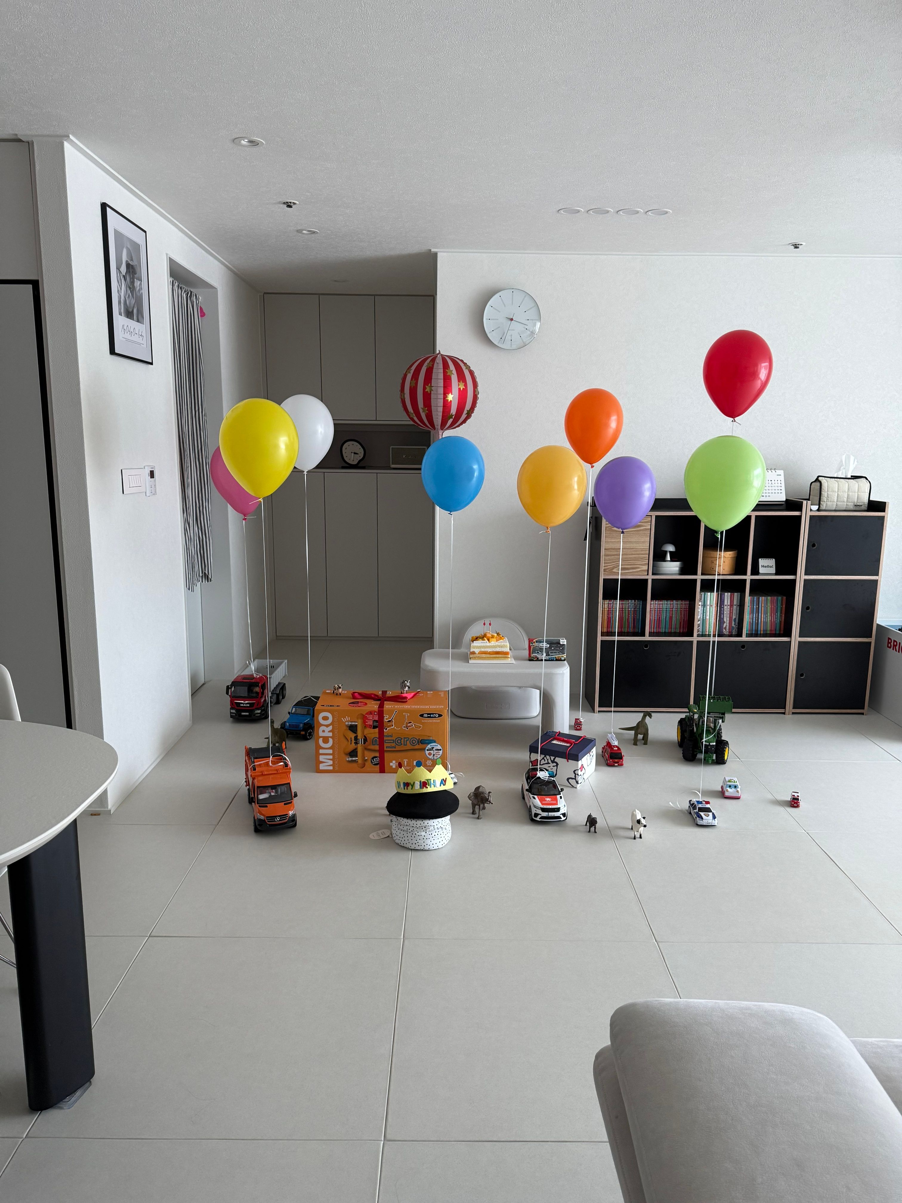 ドゥドル誕生日🎂🤍
お昼寝して1時間で準備する気がなかったけど、こんなに好きになってから早くまたやってあげよう！ 🏠 
人形があまりない男の子の風船を全部パバンイに吊り下げたのですがそれなりに可愛かったですよ 風船はちゃんとした色がきれいだと思うので、できるだけ甘く甘くしてくれました :) 
雨が降って日が曇って少し残念だったが、サプライズは大成功！泣く誕生日おめでとう🤍

＃赤ちゃんの誕生日＃誕生日パーティー＃誕生日プレゼント＃赤ちゃんの贈り物＃車＃車のおもちゃ＃風船＃風船装飾＃風船デコ＃建設マット＃コンスープ記録集＃今日の私たちの家 