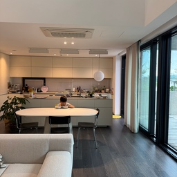 #오늘의우리집 
여름을 맞이한 우리집🏡
물놀이로 시원한 주말을 보내요🥳
#콘수프기록집 #거실 #마당 #수영장 #헤이 #야외가구 #팔리사드 #선베드 #피암 #스파게티체어 #블랙마루 #대면형주방 #아일랜드 