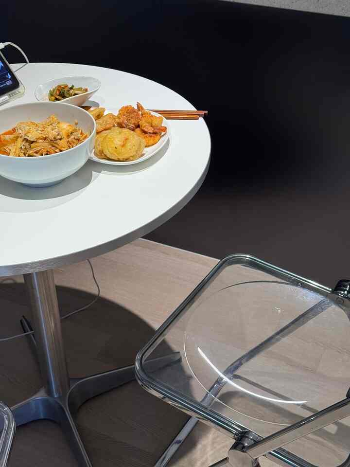 
まだ一時的に飾られたキッチンスペース🍽️

もともと気にした食卓が別にあって
まだちゃんとしたダイニングテーブルは入っていませんが、
まず円形テーブルと折りたたみ椅子で軽く使用中です。

初めは文字通り臨時防便で置いた組み合わせでしたが、
いざ使ってみると思ったより満足度が高いです。

円形のテーブルはスペースをとらないので
キッチン銅線が苦しくなく、
折りたたみ椅子は必要なときだけ取り出して
軽く動かせて実用的です。

そして片側にWESCOゴミ箱を置きます
キッチンの雰囲気に小さなポイントを加えました。
機能的なものですが、デザインが好きです。
それ自体でオブジェのように感じられる点が好きです。

完成したキッチンではありませんが、
今の一時的な組み合わせもかなり楽で自然なので
しばらくはこのままよく使えそうです。

＃今日の家＃キッチンインテリア＃ダイニングスペース＃サークルテーブル＃折りたたみ椅子＃WESCO＃WESCOゴミ箱＃キッチン装飾＃家の装飾＃ホームスタイリング＃ミニマルインテリア