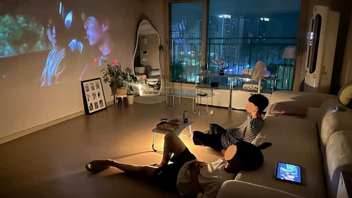 私の家はテレビがありません📺

私たちはおなじみですが、ゲストはちょっと寂しいです。
夫の友達が遊びに来て、映画を見てビームをつけました！
アートウォールいっぱいの映像でいっぱいだと思います。
私は憧れていて、そのまま部屋に行って眠りましたね😴

#コンスープ記録集 #현명한소비 #아트월디자인 #빔프로젝터 #티비없는집 #신혼집인테리어 #신혼집꾸미기 #맞팔 