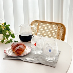 날씨도 흐리고 꿉꿉해서 집콕했던 오늘!
귀여운 유리컵에 마시는 핸드드립 커피는 
얼마나 맛있게요 👀 
아쉬워서 상콤한 에이드도 한잔 만들어 마셨어요💛
튤립을 닮은 쉐입도 이쁘고 그립감도 좋아용
올여름 홈카페용으로 자주 쓸 것 같아요🤍🩵
#예쁜템최고야 #콘수프기록집 #홈카페 #홈카페메뉴 #킨토 #하슈타  #이우아여사 #유리컵 #유리컵추천 #예쁜컵 #오늘의가든 #맞팔환영 #아이스컵 #소금빵 #테이블매트 #키친크로스 #핸드드립 #핸드드립주전자 #티포트  #여름홈카페 